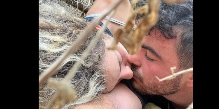 „უკანასკნელი“ კოცნა – „თუ ჩვენ დაგვხოცავენ, მსოფლიო გაიგებს, რომ გვიყვარდა ერთმანეთი ბოლო ამოსუნთქვამდე”, – ფოტო, „ჰამასის“ თავდასხმის დროს