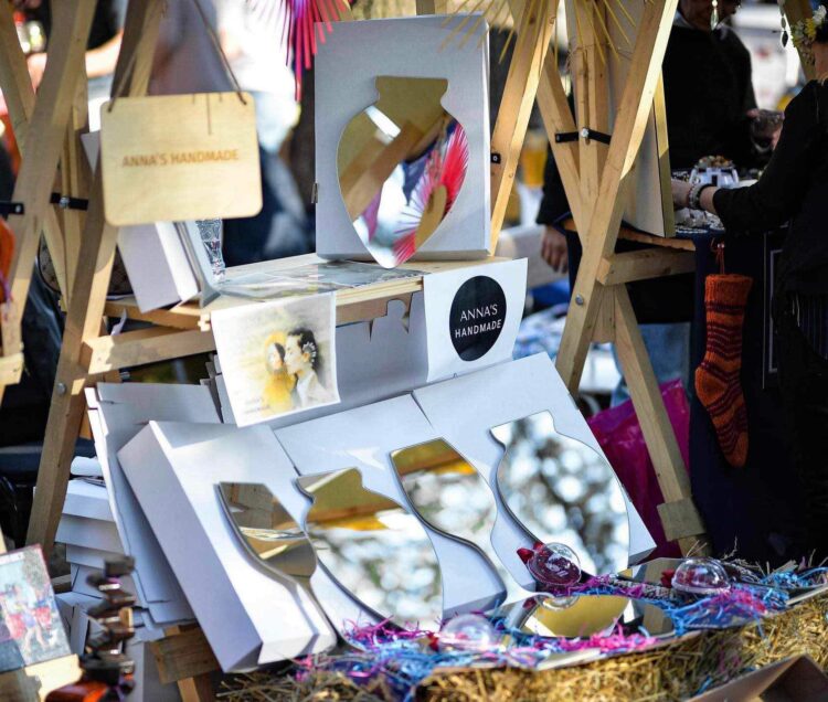 ქვევრის ფორმის სარკეები დახვეწილი ინტერიერისთვის – ანა ხუბუას ნამუშევრები