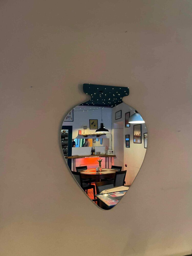 ქვევრის ფორმის სარკეები დახვეწილი ინტერიერისთვის – ანა ხუბუას ნამუშევრები