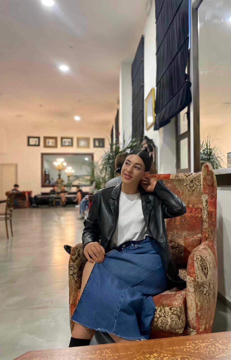 ქვევრის ფორმის სარკეები დახვეწილი ინტერიერისთვის – ანა ხუბუას ნამუშევრები