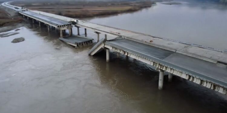 ბურჯის ჩავარდნის მიზეზი პროექტთან შეუსაბამოდ და უხარისხოდ მოწყობილი როსტვერკი იყო | გზების დეპარტამენტი სამტრედია-გრიგოლეთის ხიდზე