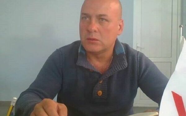 ბავშვები თუ ყველა საგანში მაინც რეპეტიტორებთან უნდა ატარო, ამდენი საჯარო სკოლა, თავისი ინფრასტრუქტურითა და მანდატურ-მასწავლებლებით, რისთვისაა საჭირო ხო ვერ მეტყვით?! – გრინ ბარეტი