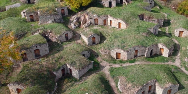 სოფელი იტალიაში, რომელიც რეალურად არ ჩანს, ვიდრე ახლოს არ ნახავ
