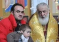 კახეთიდან ფქვილით დატვირთულ მანქანას გამოყოლილი პატარა ბიჭი პატრიარქმა აღზარდა – დღეს ის მსოფლიოში წარმატებული მომღერალია