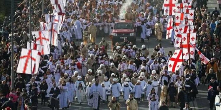 BBC მართლმადიდებლური შობის აღნიშვნის ფოტოებს აქვეყნებს, რომელთა შორის თბილისში გადაღებული „ალილოს“ კადრიც მოხვდა