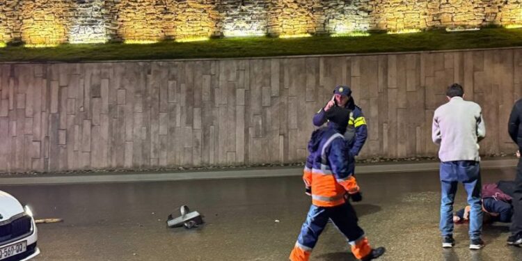 კახეთის გზატკეცილზე დასუფთავების სამსახურის თანამშრომელს მანქანა დაეჯახა