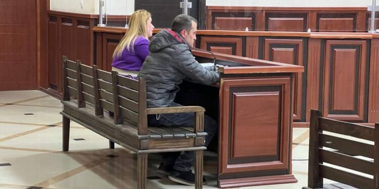 ცოლზე ძალადობაში ბრალდებული პოლიციელი სასამართლომ გირაოთი გაათავისუფლა