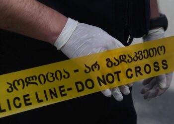 “ოთახ­ში გამ­ხდა­რა ცუ­დად, შეშ­ლი­ლი სა­ხით გა­მო­ვარ­დნი­ლა და გა­დარ­ჩე­ნას ითხოვ­და” – რას ჰყვება მეზობელი 21 წლის გოგონას შესახებ, რომელიც სავარაუდოდ, ნარკოტიკის ზე­დო­ზი­რე­ბით დაიღუპა?