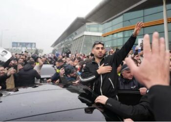 ილია თოფურია საქართველოშია – UFC-ის ჩემპიონს აეროპორტში გულშემატკვირები დახვდნენ