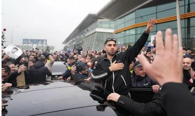 ილია თოფურია საქართველოშია – UFC-ის ჩემპიონს აეროპორტში გულშემატკვირები დახვდნენ