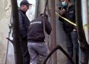 28 წლის გოგომ ეჭვიანობის ნიადაგზე 30 წლის შეყვარებულს მრავლობითი ჭრილობები მიაყენა, კაცმა გაქცევით უშველა თავს, მაგრამ კორპუსის წინ უგონოდ დაეცა… – უცნაური დანაშაულის დეტალები