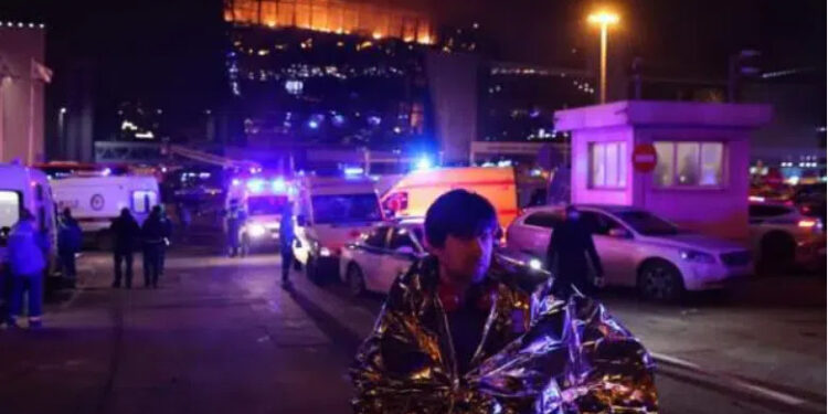 “მისი წყალობით რამდენიმე ათეულმა ადამიანმა მოახერხა გაქცევა” – რას ჰყვება თვითმხილველი უმძიმეს წუთებსა და მამაკაცზე, რომელმაც ხალხი ტერორისტისგან იხსნა