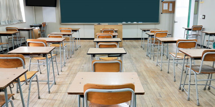 მოსწავლის დედა სკოლაში შეიჭრა და მასწავლებელს თავს დაესხა – პედაგოგი ცხვირის მოტეხილობითა და ტვინის შერყევით კლინიკაში გადაიყვანეს