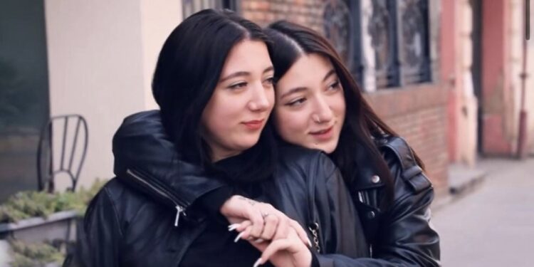 ანა და ელენე – ტყუპები, რომლებმაც ერთმანეთი „ტიკ-ტოკზე“ გაიცნეს: „პირველი რეაქცია იყო: „რატომ ხარ ჩემნაირი?!“