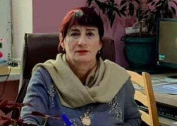 სკოლის დირექტორმა, რომელმაც ქმრის მიერ მოკლულ ქალს “თავშიავარდნილი” უწოდა, თანამდებობა დატოვა