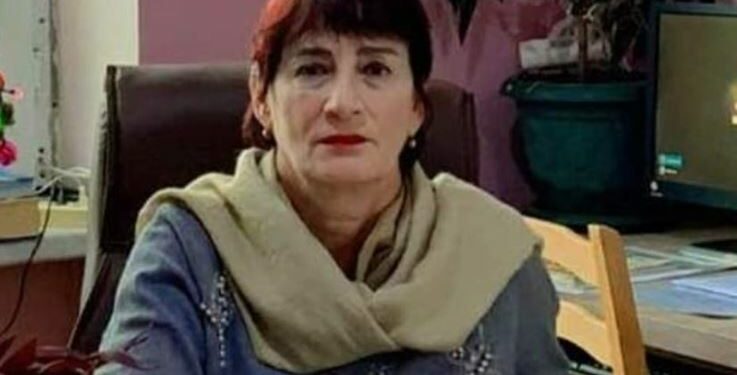 სკოლის დირექტორმა, რომელმაც ქმრის მიერ მოკლულ ქალს “თავშიავარდნილი” უწოდა, თანამდებობა დატოვა