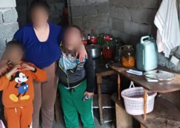 სამი ფსიქიურად დაავადებული ერთ სახლში, დედა და ორი შვილი..მომეხმარეთ, ოდნავ ნორმალური პირობები შევუქმნათ – რას წერს აკა სინჯიკაშვილი