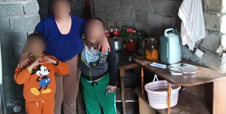 სამი ფსიქიურად დაავადებული ერთ სახლში, დედა და ორი შვილი..მომეხმარეთ, ოდნავ ნორმალური პირობები შევუქმნათ – რას წერს აკა სინჯიკაშვილი