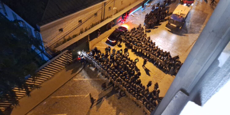 პარლამენტთან მიმდინარე აქციაზე სამართალდამცველებმა აქციის რამდენიმე მონაწილე დააკავა