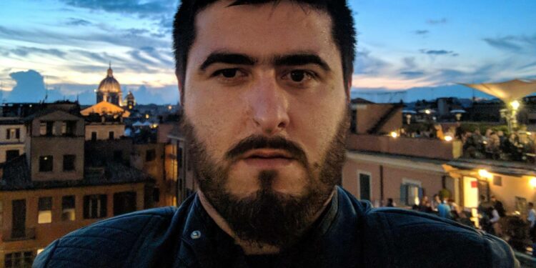 “როცა ხედავ, როგორ მისდევს 18-20 წლის ბიჭს, კედელზე თავს არტყმევინებს და წიხლებით დგება, რა გული გიძლებთ, ხმას რომ არ იღებთ?!” –  ლევან ყურაშვილი