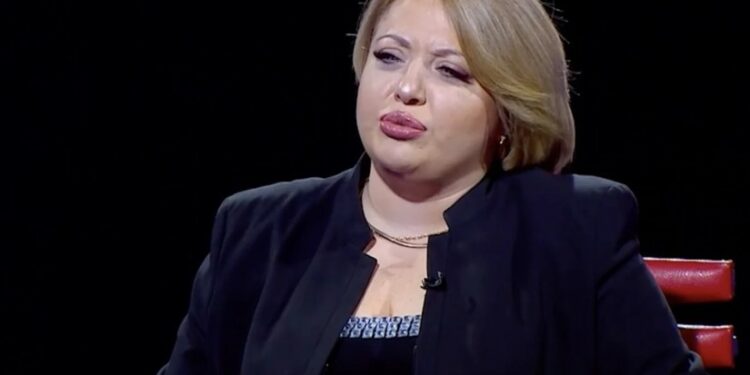 „არ ვიცი, ვის ოჯახში რა ხდება და არავის განვიკითხავ, დედაჩემს და მამაჩემს ვერსად ჩავაბარებ და ეს ჩემი არჩევანია!..“ – თაკო აბაშიძე