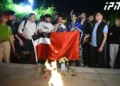 “მათი სულების წინაშე. ვფიცავთ, არასდროს დავთმობთ მათი სიცოცხლის ფასად მოპოვებულ თავისუფლებას” – აქციის მონაწილე ახალგაზრდებმა გმირთა მემორიალთან ფიცი დადეს