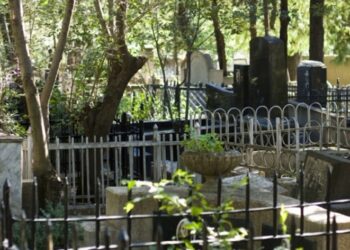 ქალმა ორთაჭალის საფლავზე ბავშვის ჩამარხული ფოტო იპოვა, რომელზეც ბოქლომია მიბმული