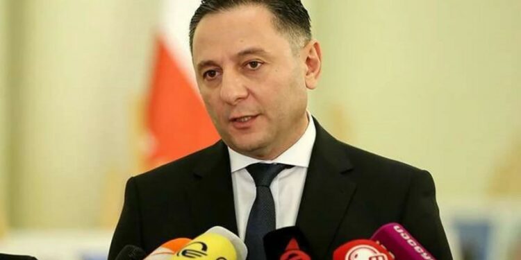 გადატრიალდნენ და გადმოტრიალდნენ თავიანთ ოფისებში, თავი დაანებონ პარლამენტს და სახელმწიფო უწყებების შენობებს – გომელაური