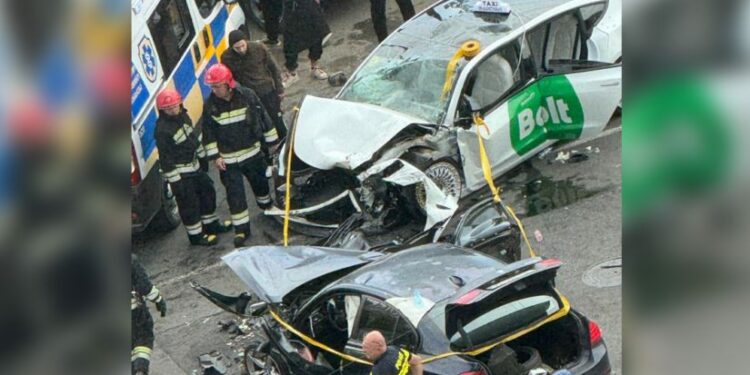 ბელიაშვილის ქუჩაზე ორი მანქანა ერთმანეთს შეეჯახა – არიან დაშავებულები