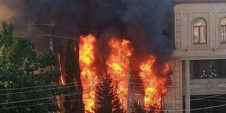 დაღესტანში შეტაკებებია | ისმის სროლის ხმა, არიან მოკლულები, გადამწვარია სინაგოგა