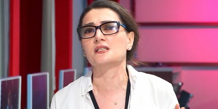 „გამოდით დღეს და ღია ეთერში ბოდიში მოუხადეთ დიმა ობოლაძეს და მოქალაქეებს, მაყურებელს, ასე ზიანის მომტანი ცრუ ინფორმაციის გამო“ – თაკო ჩარკვიანი