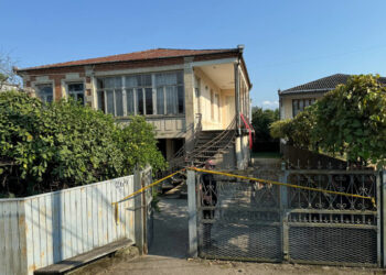 მეუღლეს დაუძახა, ავთო მიშველე, მომკლესო.. გამოვარდა მეუღლე და ჩააკვდა ხელში – სამტრედიაში მომხდარი მკვლელობის დეტალები