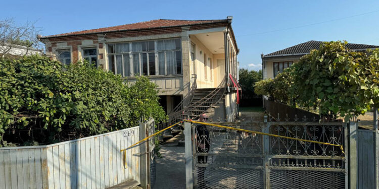 მეუღლეს დაუძახა, ავთო მიშველე, მომკლესო.. გამოვარდა მეუღლე და ჩააკვდა ხელში – სამტრედიაში მომხდარი მკვლელობის დეტალები