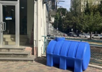 ქუთაისში, კორპუსის სახურავიდან წყლის ავზი გადმოვარდა და 2 პირს დაეცა