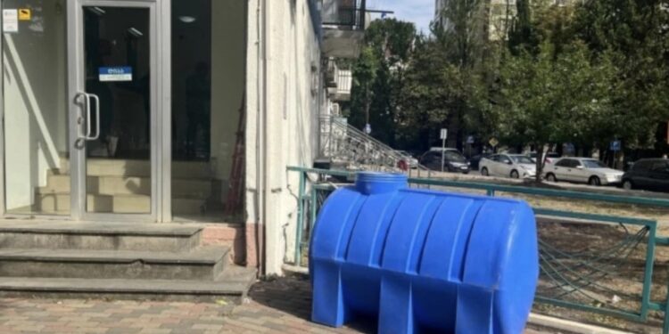 ქუთაისში, კორპუსის სახურავიდან წყლის ავზი გადმოვარდა და 2 პირს დაეცა