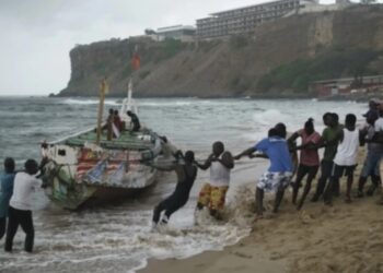 აფრიკაში გამოირიყა ნავი, რომელშიც ხრწნამდე მისული 30 ცხედარი იპოვეს