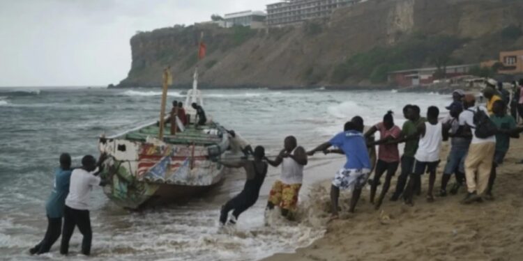 აფრიკაში გამოირიყა ნავი, რომელშიც ხრწნამდე მისული 30 ცხედარი იპოვეს
