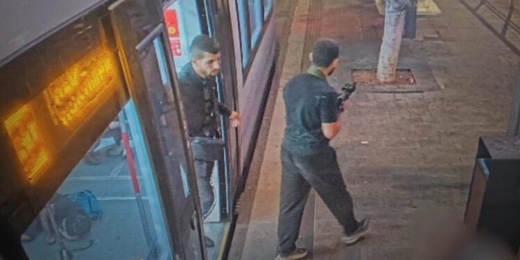 თელ ავივში სროლის შედეგად მოკლულია რვა ადამიანი, თავდამსხმელი ორი ტერორისტი კი განეიტრალებულია