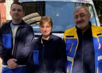 თბილისში, საზოგადოებრივი თავშეყრის ადგილას, უგონო მდგომარეობაში მყოფ მამაკაცს სასწრაფოს ექიმებმა გული აუმუშავეს