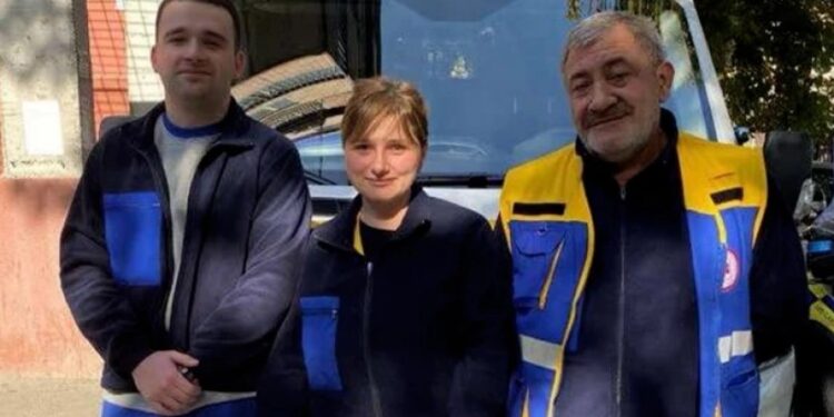 თბილისში, საზოგადოებრივი თავშეყრის ადგილას, უგონო მდგომარეობაში მყოფ მამაკაცს სასწრაფოს ექიმებმა გული აუმუშავეს