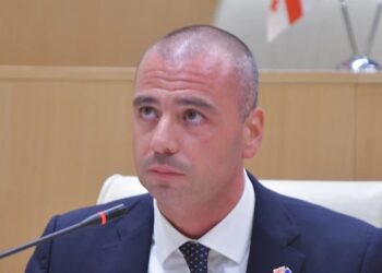 თემურ ჭყონია მუქარის ტონით მოუწოდებს თანამშრომლებს, რომ აუცილებლად ხმა უნდა მისცენ ოპოზიციას, მაგრამ მისი თანამშრომლები, რომ შევლენ საარჩევნო უბანზე და მარტო დარჩებიან, გაიაზრებენ, რომ მათ უკან დგანან ოჯახები, მშობლები და მათ ურჩევნიათ მშვიდობა – ლევან მაჭავარიანი