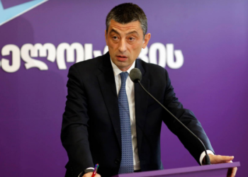 „ჩვენი პარტია „ოცნების“ არალეგიტიმურ პარლამენტს ლეგიტიმაციას არ მისცემს“, — ასე უპასუხა პარტია „საქართველოსთვის“ ლიდერმა გიორგი გახარიამ კითხვას, შევა თუ არა პარლამენტში