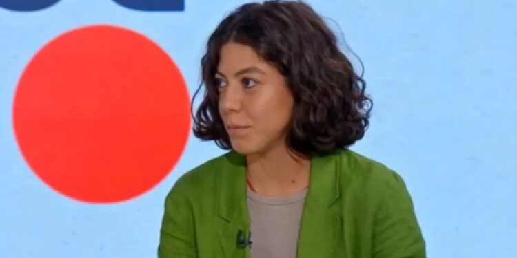 “უბანზე მეჯდა მილიონერი ქალი, რომელიც ყველა შემოსულს უღიმოდა, თვალებში უყურებდა და ანიშნებდა, ვინ უნდა შემოეხაზათ… ჩემთვის, მთელი ეს სცენა იყო დაშინების სცენა” – ერთ-ერთი დამკვირვებლი