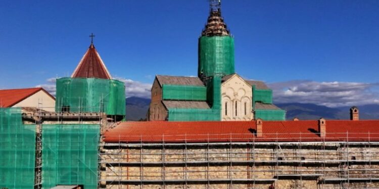 ალავერდის საკათედრო ტაძრის გუმბათზე ჯვარი აღიმართა