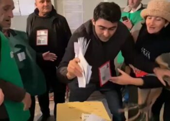 „ჩემი მიზანი კი არ ყოფილა არჩევნების გაყალბების მცდელობა… მე ემოცია ვერ მოვთოკე“ – საკრებულოს წარმომადგენელი, რომელმაც საარჩევნო ყუთში დიდი რაოდენობით კონვერტები ჩაყარა