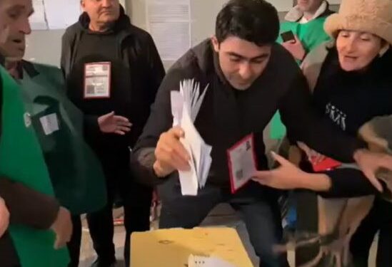 „ჩემი მიზანი კი არ ყოფილა არჩევნების გაყალბების მცდელობა… მე ემოცია ვერ მოვთოკე“ – საკრებულოს წარმომადგენელი, რომელმაც საარჩევნო ყუთში დიდი რაოდენობით კონვერტები ჩაყარა
