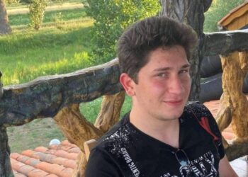 „ვეძებ ძმას, რომელიც გარდაცვლილი გვეგონა, გთხოვთ, თუ ვინმეს გეცნობათ, გამაგებინეთ…“ – ოჯახი ტყუპისცალს ეძებს