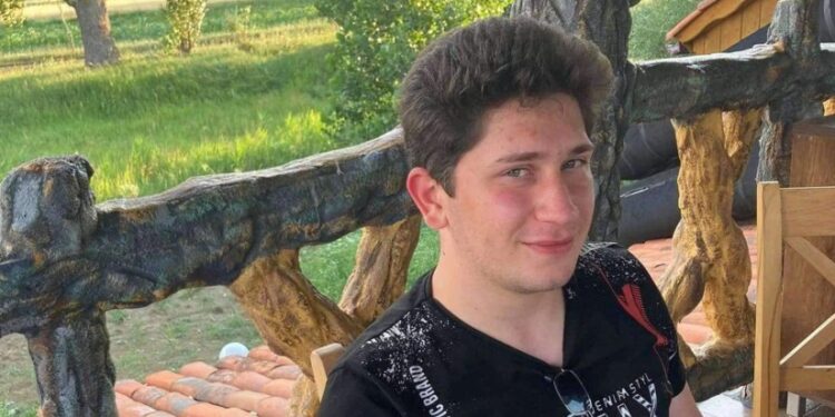 „ვეძებ ძმას, რომელიც გარდაცვლილი გვეგონა, გთხოვთ, თუ ვინმეს გეცნობათ, გამაგებინეთ…“ – ოჯახი ტყუპისცალს ეძებს