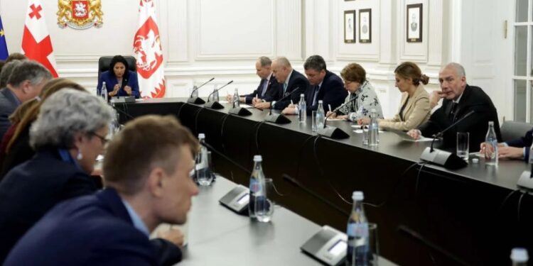 ორბელიანების სასახლეში საგანგებო შეხვედრა გაიმართა – პრეზიდენტი ელჩებთან შეხვედრის შემდეგ საგანგებო განცხადებას გააკეთებს