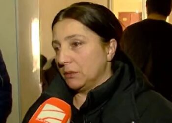 დაჭრილი მოზარდის დედა აცხადებს, რომ პირი, რომელმაც სავარაუდო დანაშაული ჩაიდინა, დაჯგუფების წევრია და ის, თანამოაზრეებთან ერთად, ნიღბებით გადაადგილდება
